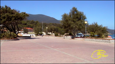 La piazza al Mare Procchio